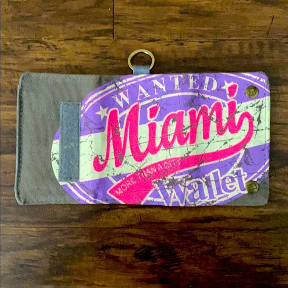 Robin Ruth Wallet with Keychain - Picture 4 of 4